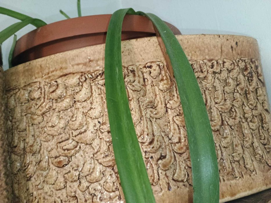 Продавам 3 стилни рисувани саксии-кашпи порцелан