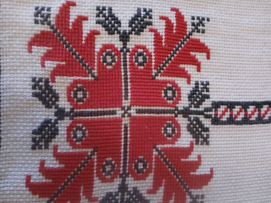 Fața de masă, cusută manual,motive nationale, 85× 70 cm