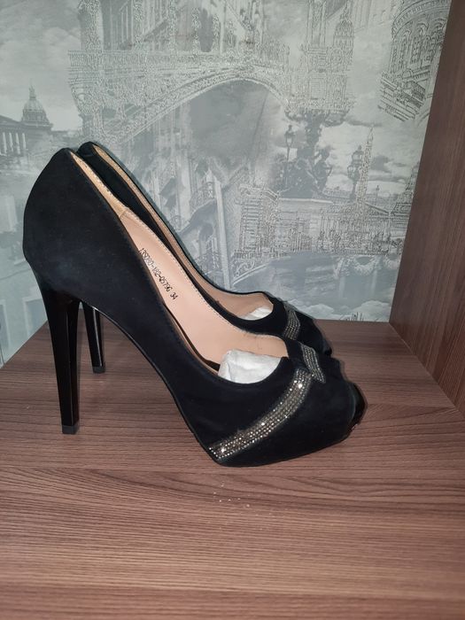 Продам босоножки