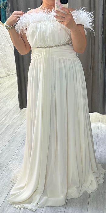 Продавам рокля обличана за няколко часа