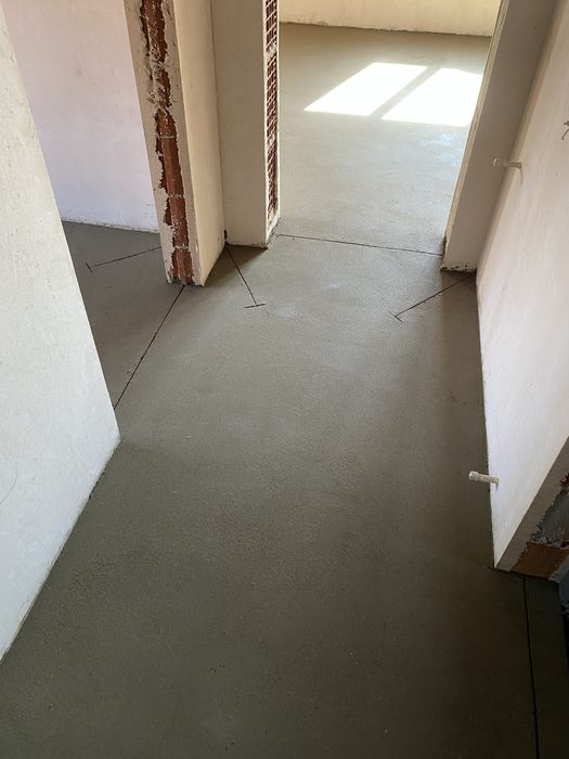 Полагане на подови замазки в цяла Страна