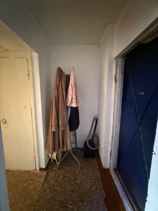 Продается в 7мкр 1ком кв на 5эт