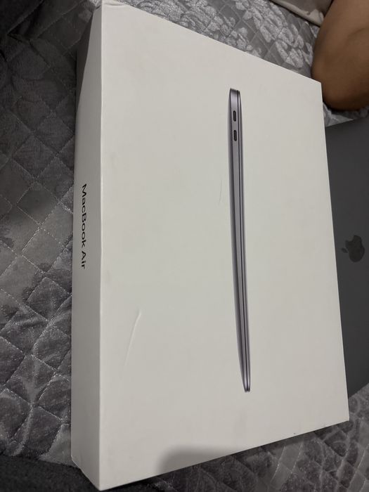 Продам MacBook Air with Apple M1 chip