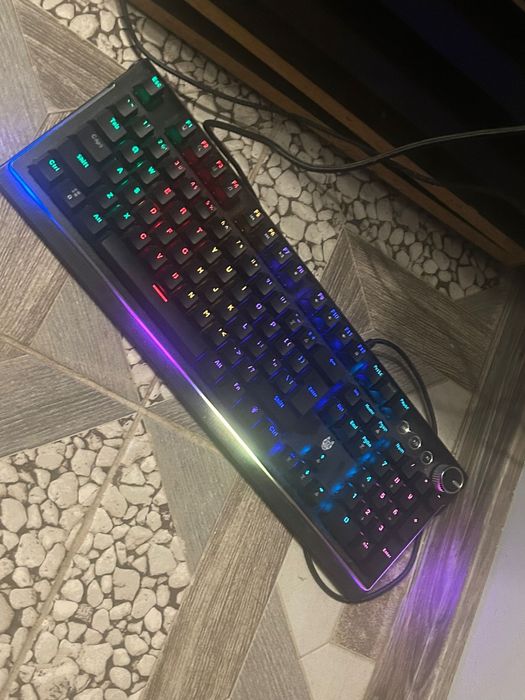 Laptop este nou decat muzica s a ascultat pe el vine cu tot