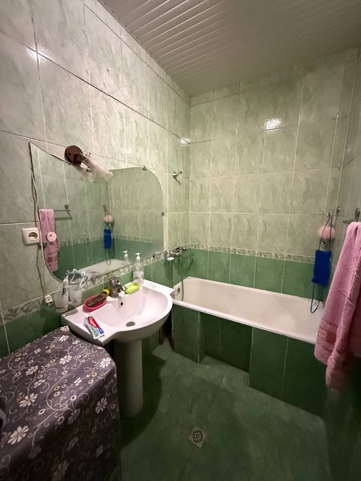 4 qavatli domda 1-qavatdagi 5 xonali xonadon sotiladi