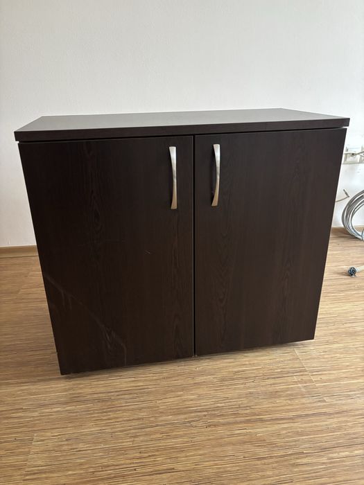 Шкаф за обувки в хубаво състояние и оглядало с закачалки