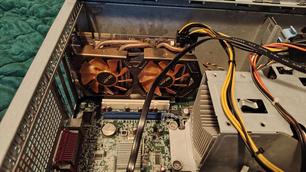Vând PC DELL aproape nou