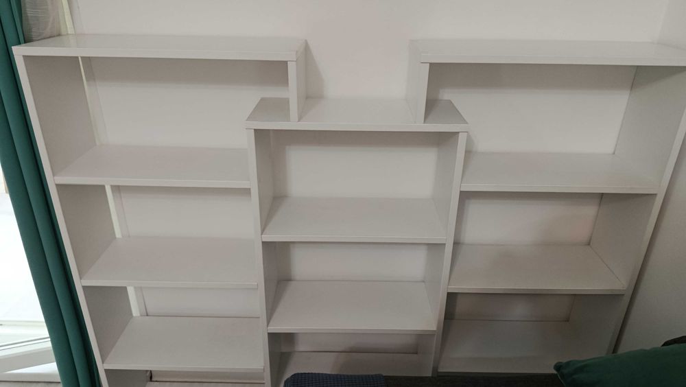 De vanzare biblioteca