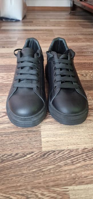 Adidași negri cu talpa groasă