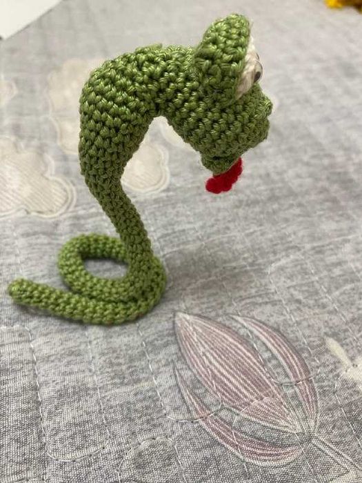 Вязаная игрушка Змейка