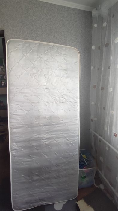 Матрас на 1.5 для кровати