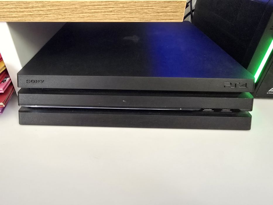 PlayStation 4 Pro 1 TB + 13 бр. Игри + 2 контролера