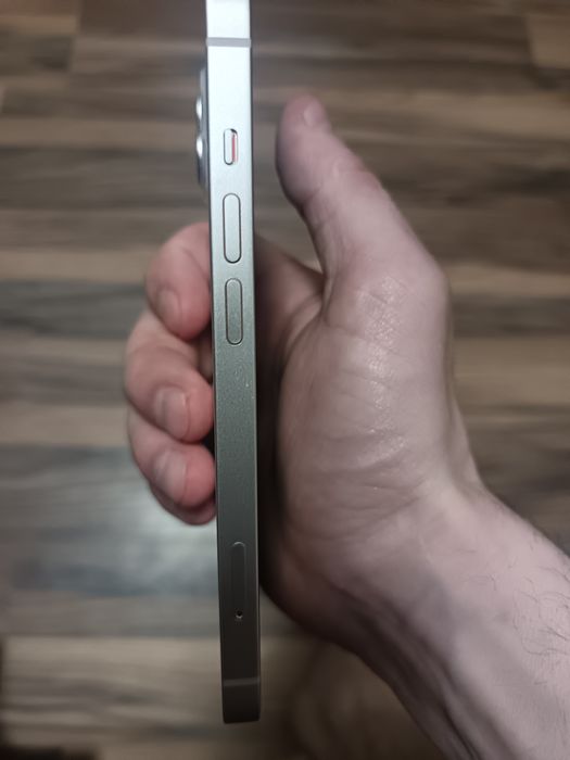 Продам Айфон 13 128г