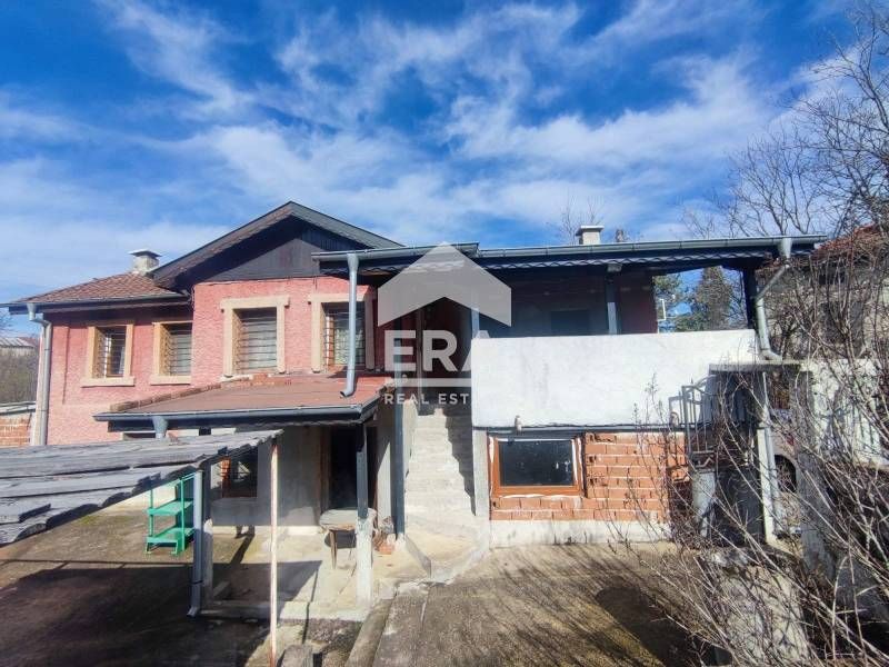 Двуетажна къща в село Динево