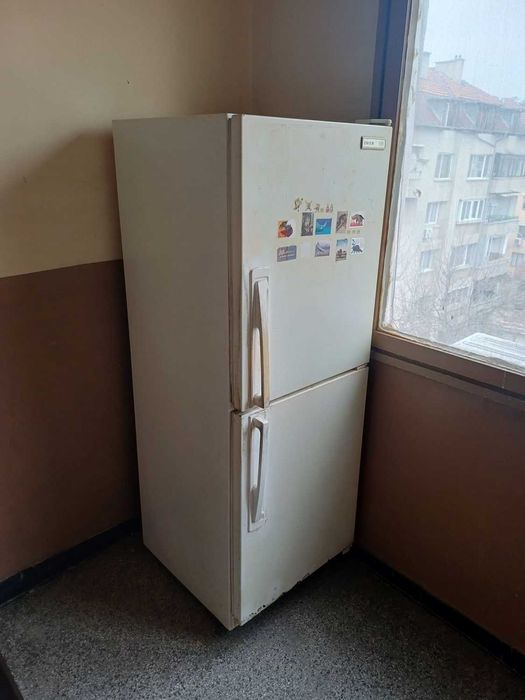 Подарявам Хладилник с фризер Eniem