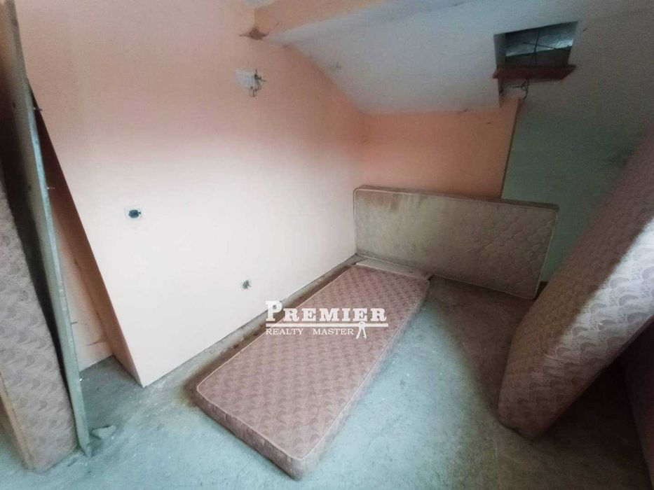 Продаваме триетажна тухлена къща в село Тънково