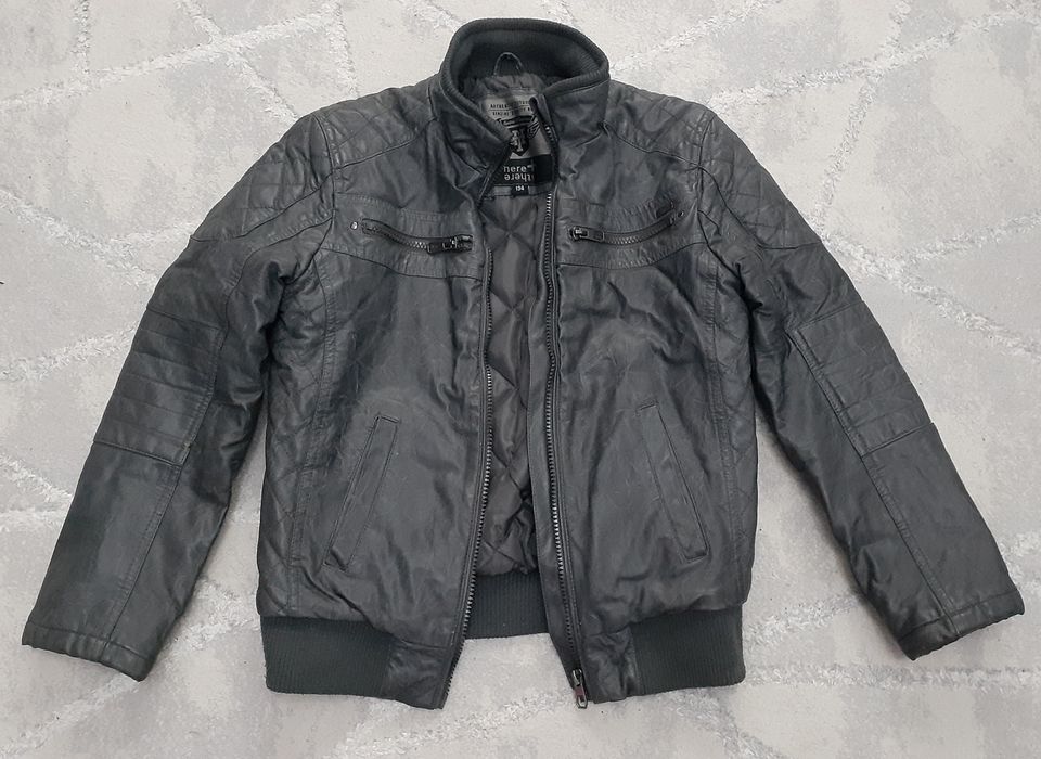 Продам кожаную куртку на мальчика.