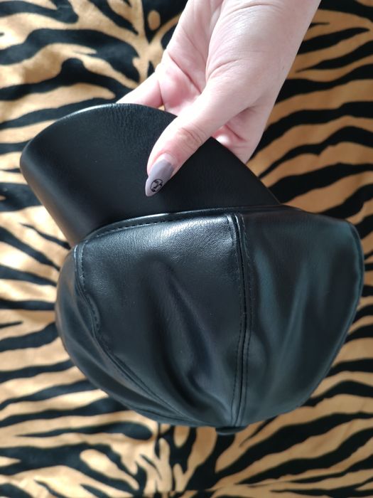 Bască neagră din piele falsă