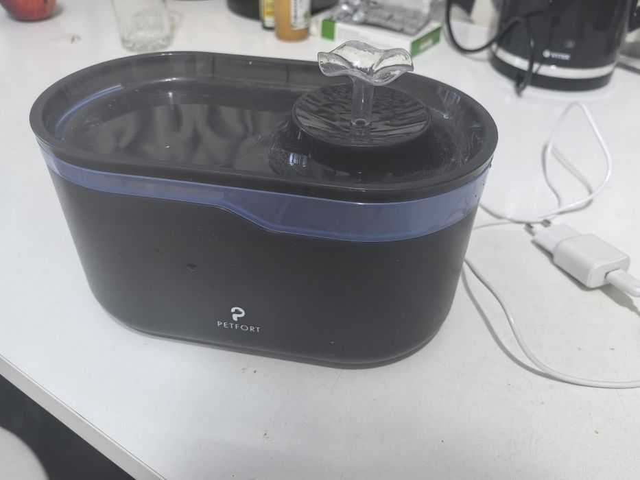 Поилка для кота, черная