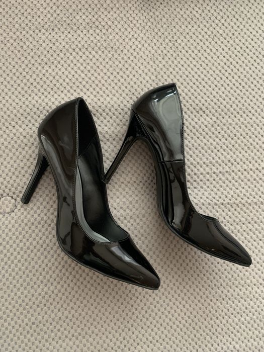 Черни лачени обувки с висок ток