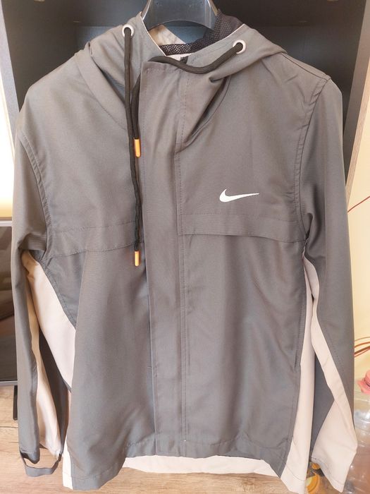 Geaca primăvara nike