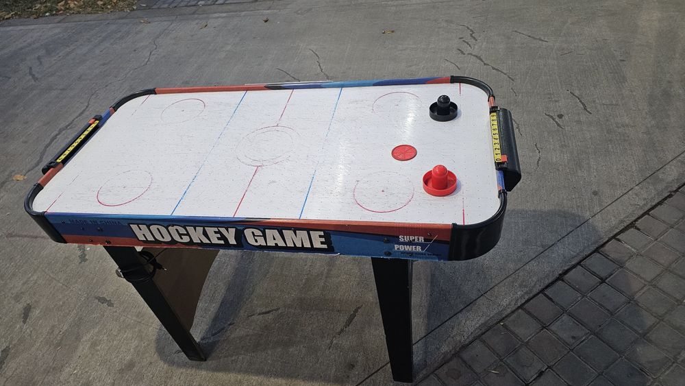 Aeroxokkey (Air Hockey) stoli sotiladi, ozroq ishlatilgan. Аэрохоккей