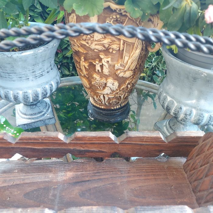 Дърво и ковано желязо за растения или списания