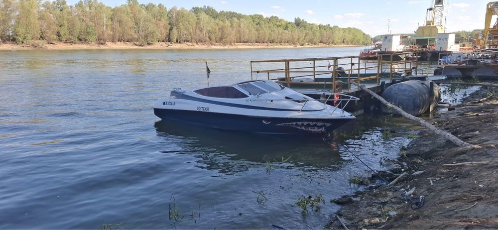 Vand Barca bayliner capry sau schimb cu skijet sau auto!