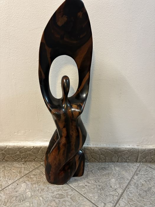 Sculptura abstracta “Femeie cu mainile sus”