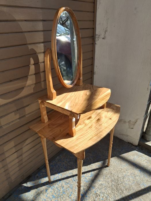 Продавам  масичка с огледало