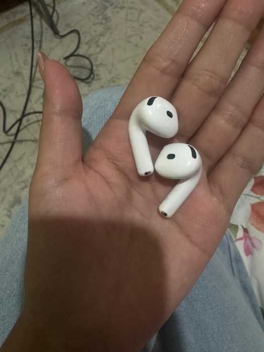 AirPods 4 без футляр