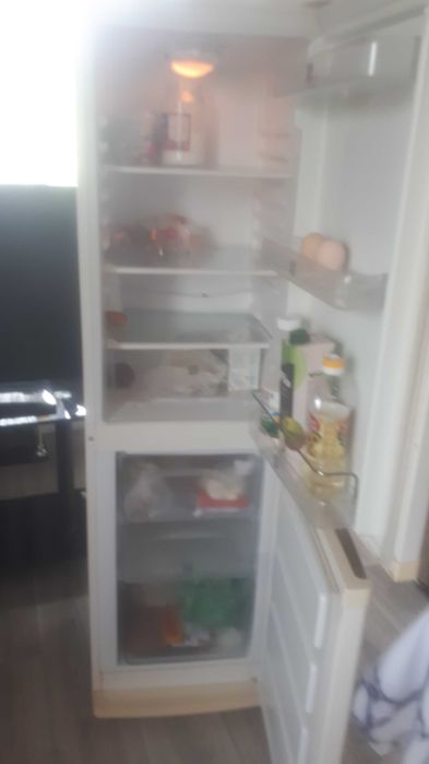 Холодильник с морозильной камерой
