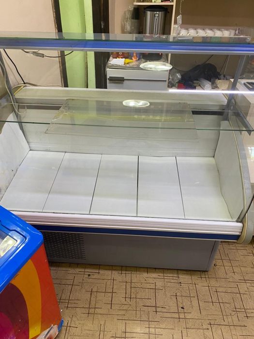 Продается витринный холодильник.
