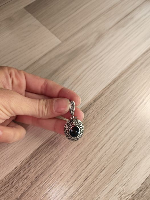 Сребърни обеци с черен камък