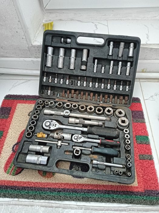 Продам набор чемодан б/у, инструменты