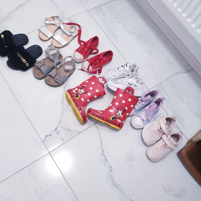 Haine originale si incalțaminte in stare super buna