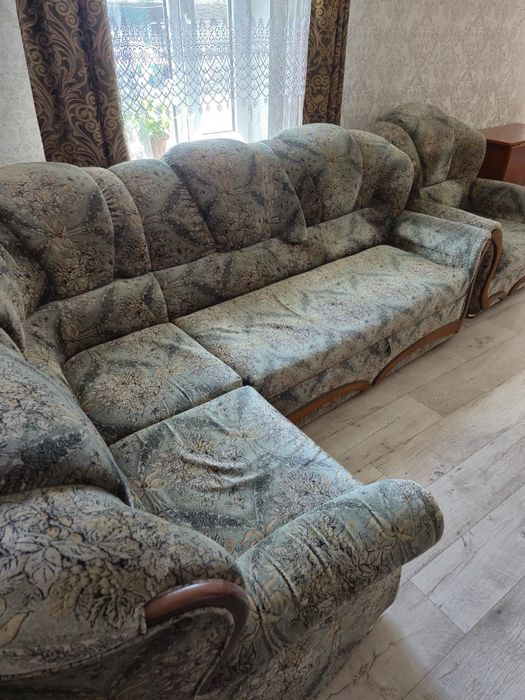 Продам угловой диван с креслом