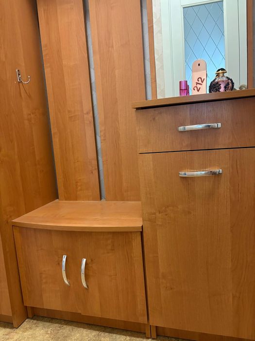 Продам шкаф прихожую с зеркалом