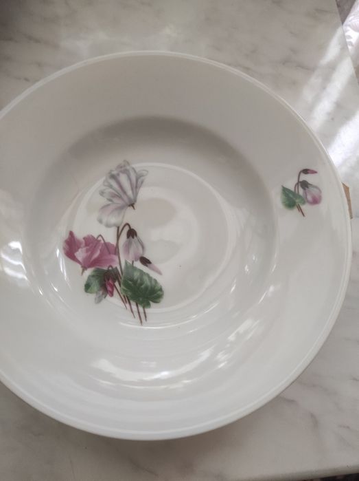 Продам суповые тарелки.