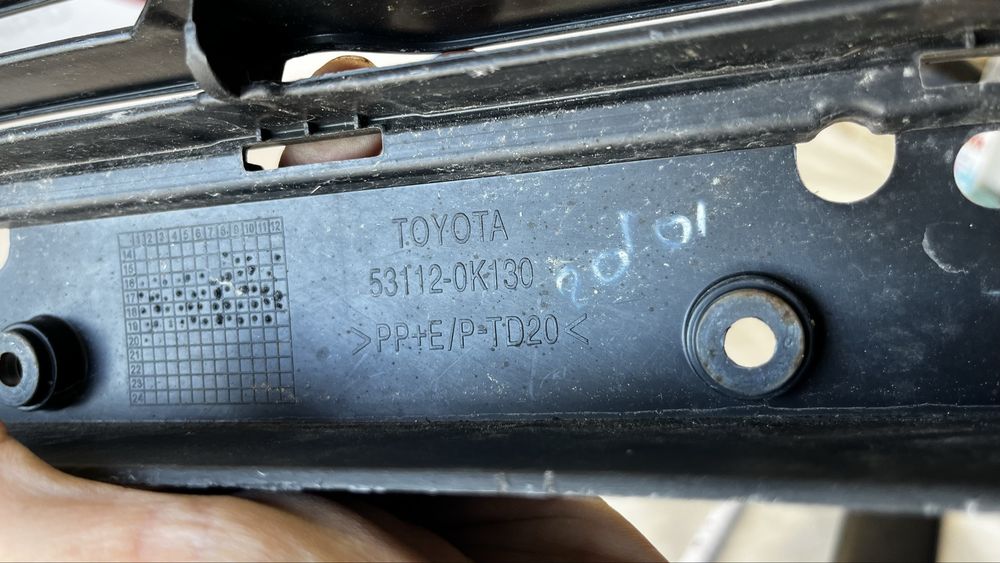 Toyota Hilux 8 решетка