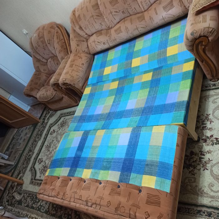 Продам б/у диван и 2 кресла.