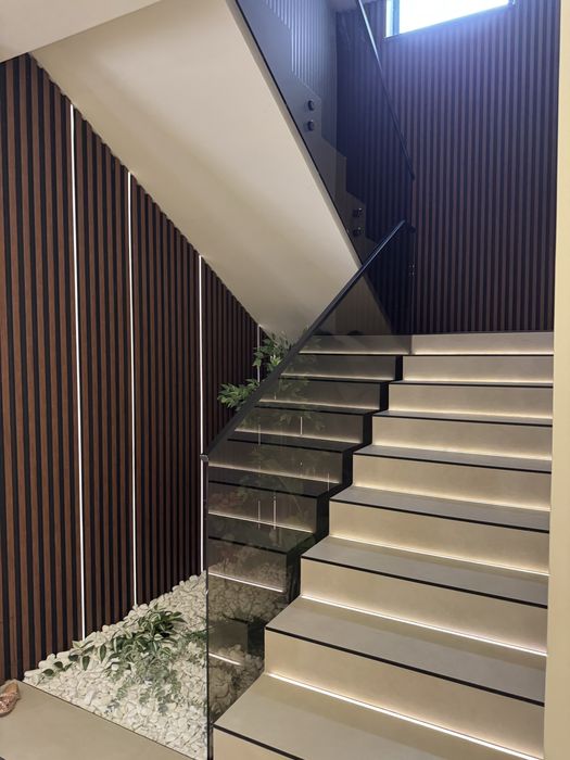 Balustrada din sticla securizata fixata lateral in conectori