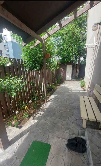 Apartament unic cu 2 camere, 2 bai si curte individuala