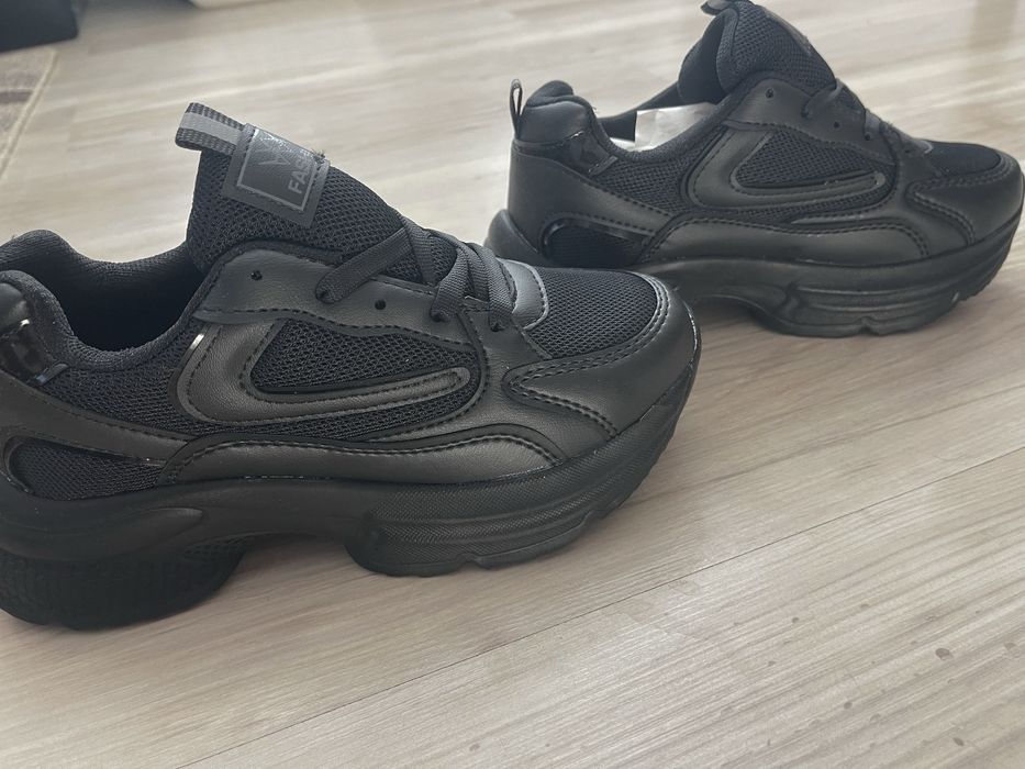 Черни маратонки за спорт и ежедневие