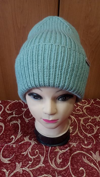 Шапки вязаные новые.