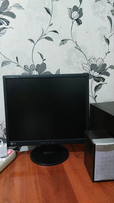 Kampyuter pismenniy stoli