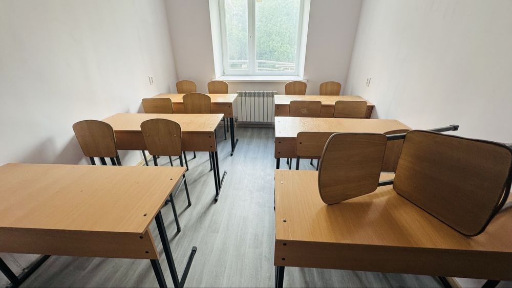 СРОЧНО ПРОДАМ школьные парты  и стулья.  Для учебных центров
