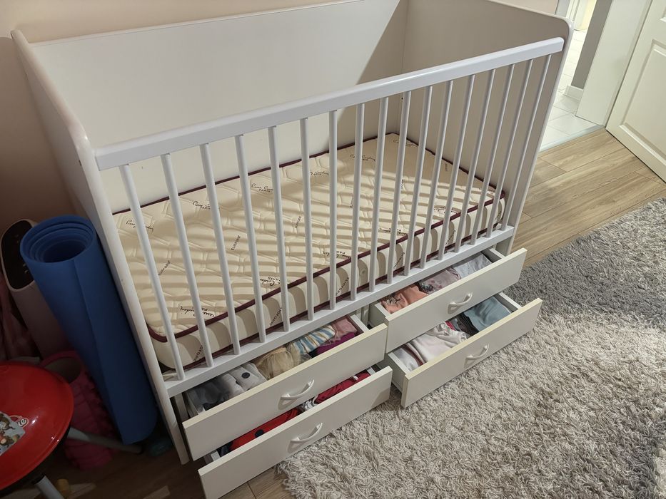 Детска кошара със скрин и повиеалник. Произведена в България