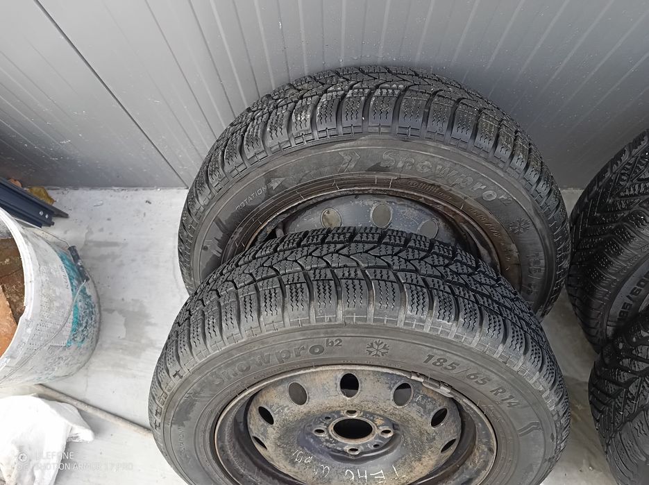 Гуми- 4 зимни 15ки, 4 летни 15ки и 2 зимни 14 ми ки