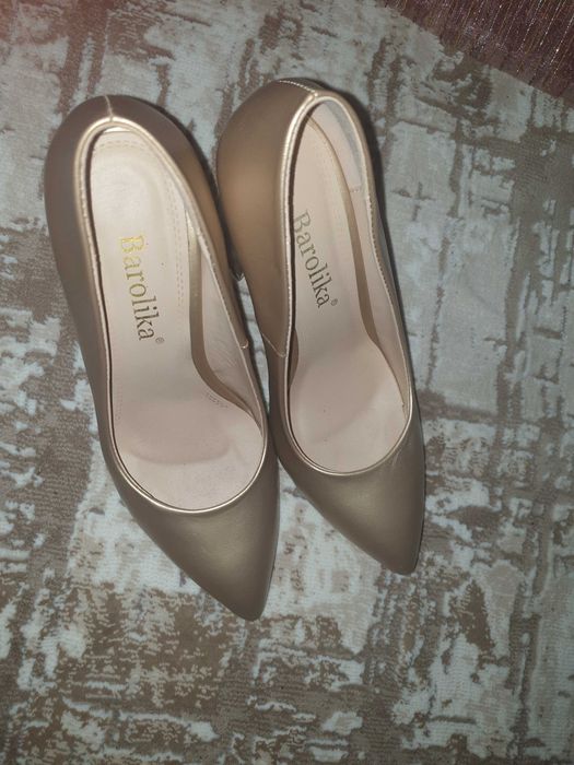 Женские туфли матовые золотые